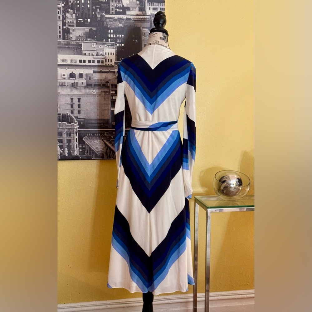 Diane von Furstenberg (DVF) 100% Silk Chevron Wrap Dress - Picture 5 of 8